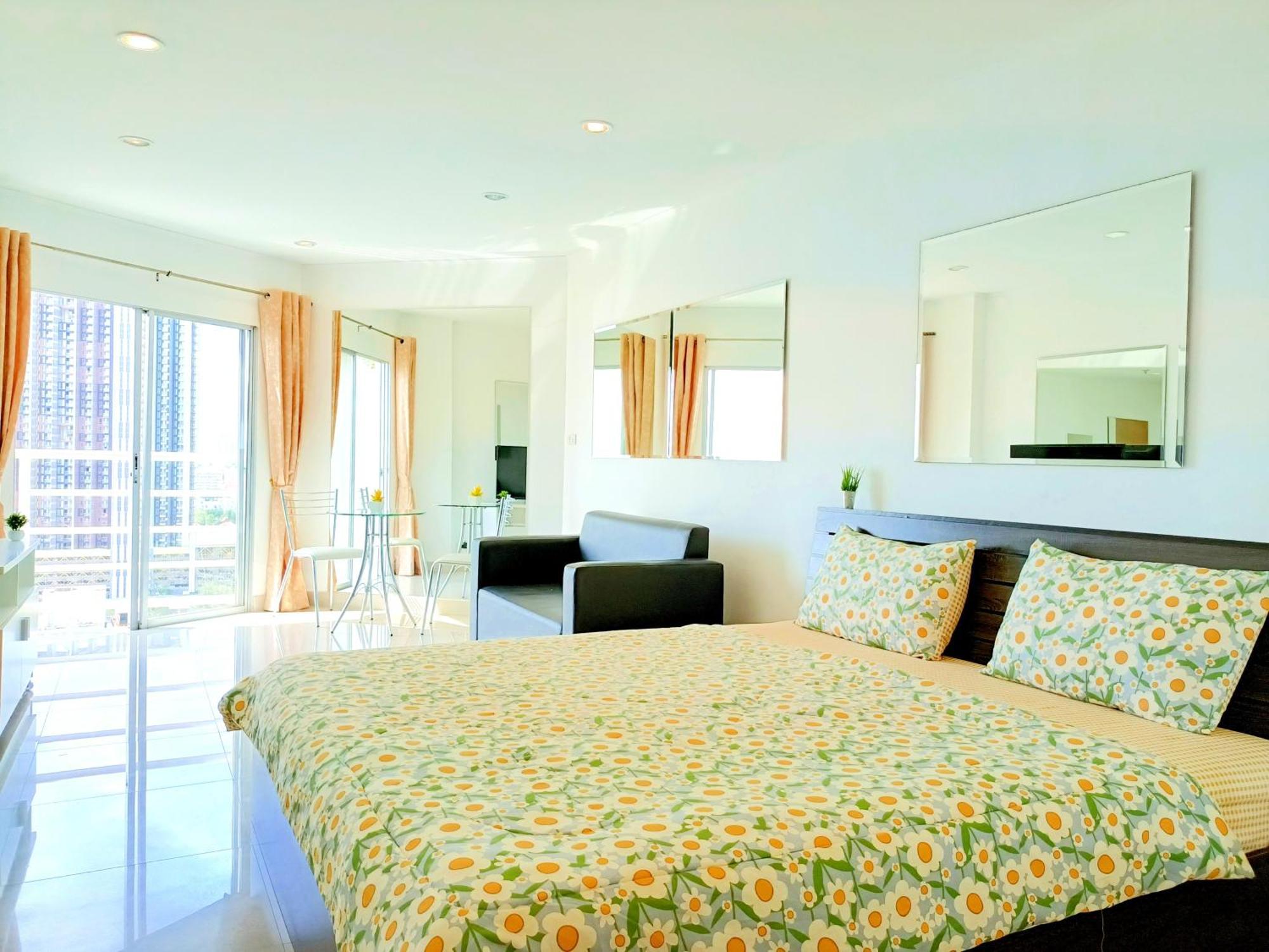 Sea View Beachfront Condos Pattaya Jomtien Beach Exterior photo