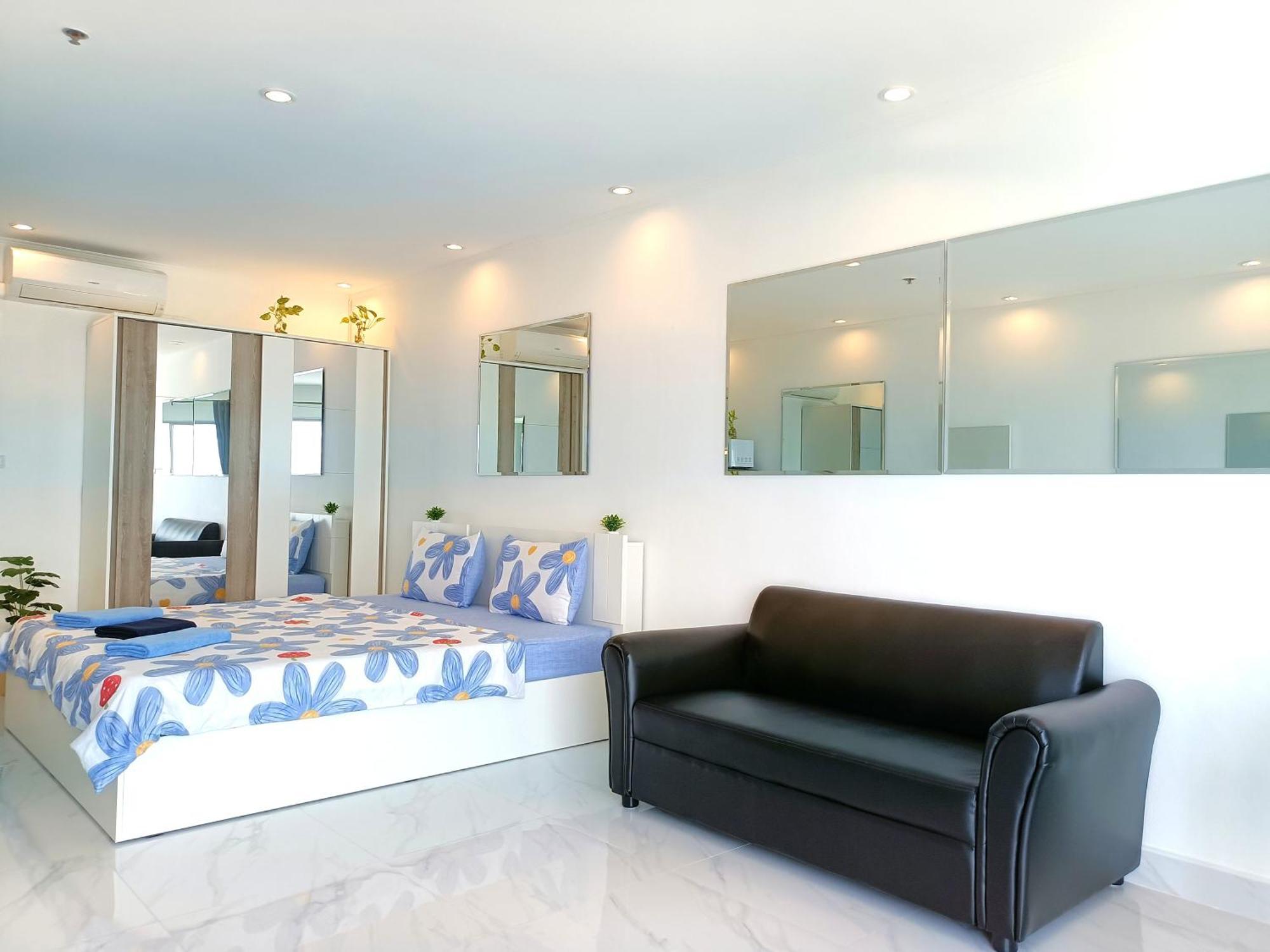Sea View Beachfront Condos Pattaya Jomtien Beach Exterior photo