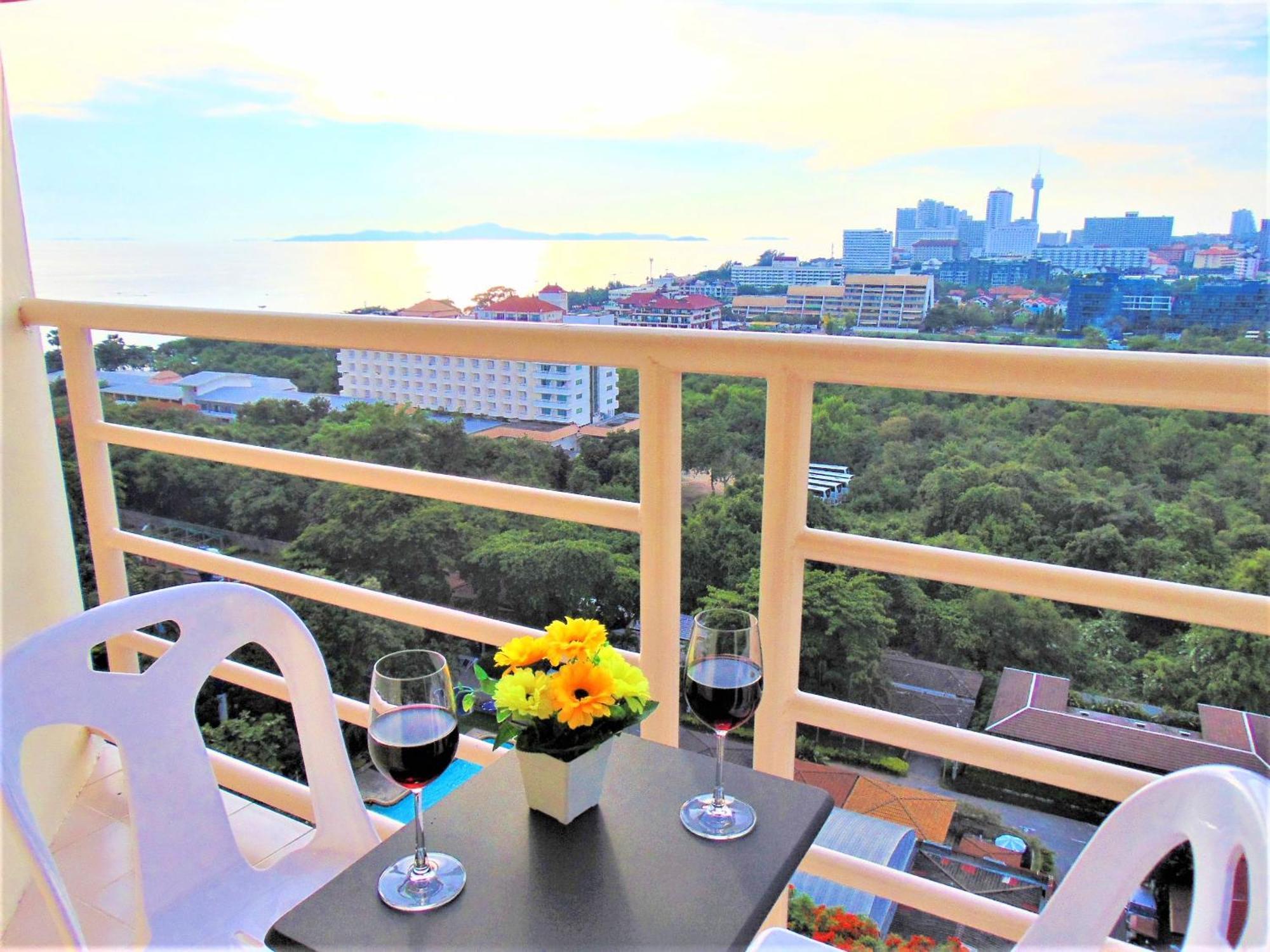 Sea View Beachfront Condos Pattaya Jomtien Beach Exterior photo